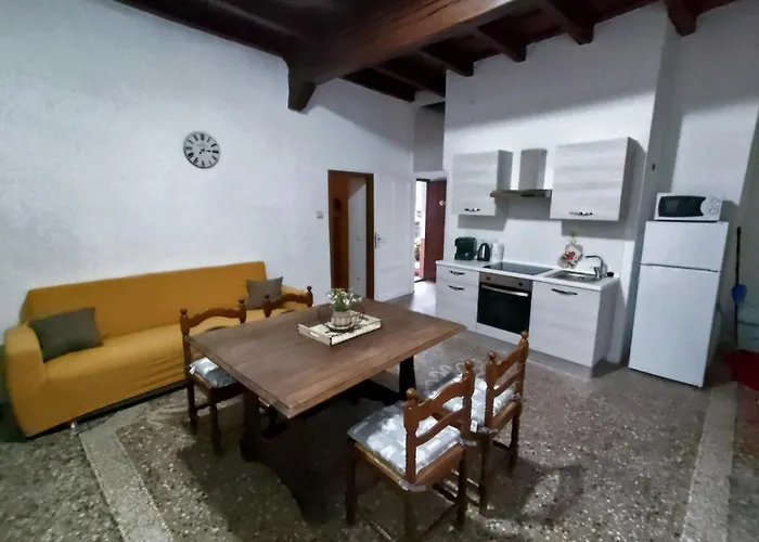 아파트 Casa Colonne Fiorite 카노비오